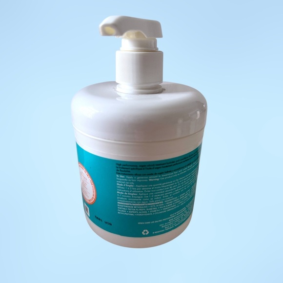 Moroccanoil Weightless Hydrating Hair Mask With Pump  - 500ml - Picture 2 of 3